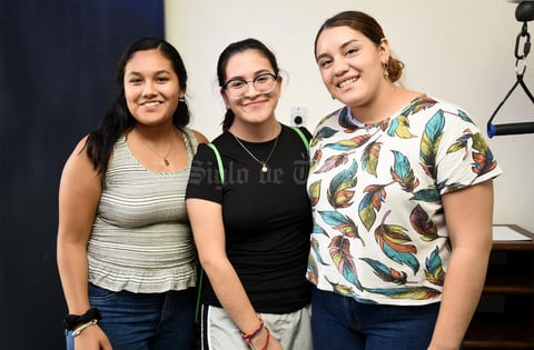 25092019 EN UNA INAUGURACIóN.  Ana Sofía, Marijose y Andrea.