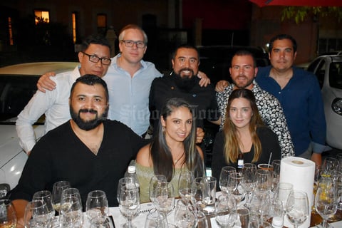 25092019 DELEITAN SU PALADAR.  Grupo de amigos disfrutó de reciente cena maridaje.