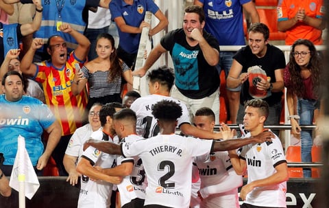 Los jugadores del Valencia celebran el segundo gol marcado por el uruguayo Maximiliano Gómez durante el partido entre Valencia y Getafe.