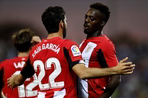 El centrocampista del Athletic Raúl García celebra con su compañero, el delantero Iñaki Williams el gol que ha marcado ante el Leganés.