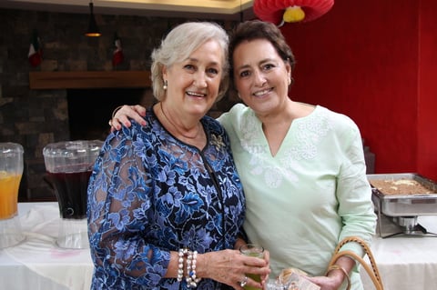 La Sra. Luisa Von Bertrab con Rosa Mendivil.
