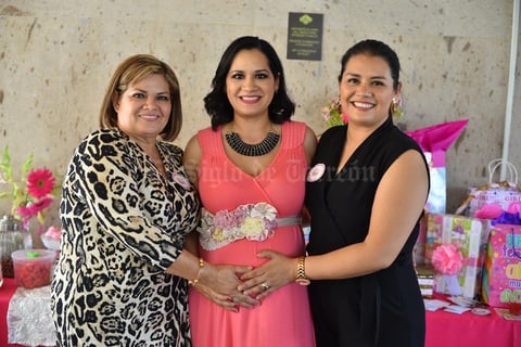 26092019 SE LLAMARá LISA.  Edith Hernández de Cervantes disfrutó de su baby shower, la acompañan su mamá y hermana.