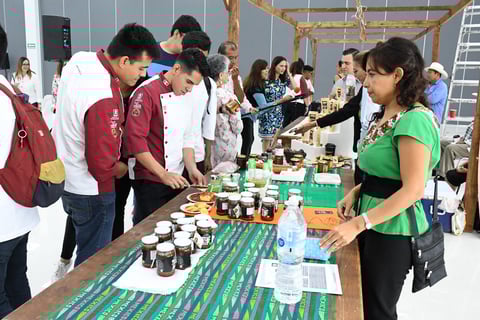Hay mesas redondas, exposiciones de productores locales conferencias y degustaciones.