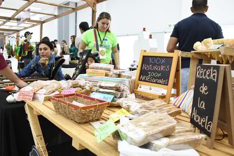 Como parte del evento, en el Centro de Convenciones se instalaron una gran cantidad de productores locales con alimentos procesados, orgánicos y en diferentes preparaciones.