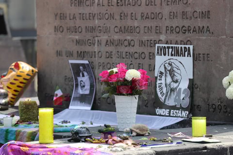 Papalotes y ofrendas por los 43 en Tlatelolco.