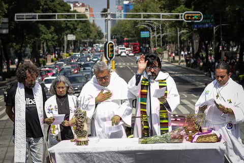 Misa en honor a los desaparecidos de Ayotzinapa en la columna de la Independencia en el Paseo de la Reforma.