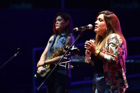 La velada comenzó con Valeria. A las 20:00 horas, la joven irrumpió en el escenario junto al guitarrista Mike Aguilar y la saxofonista Gaby Sax.