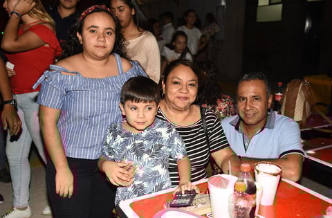 27092019 EN UNA KERMéS.  Familia Castañeda Ceniceros.