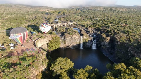 Teniendo como escena las cascadas de El Saltito, los globos realizaron un vuelo de exhibición.