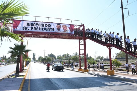 En su camino a Matamoros, laguneros dieron la bienvenida al mandatario.