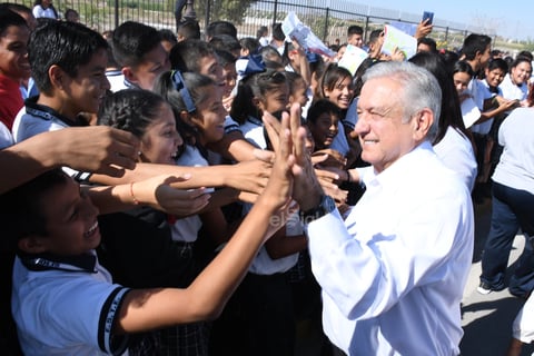 Personas de todas las edades acogieron al titular del Ejecutivo federal.