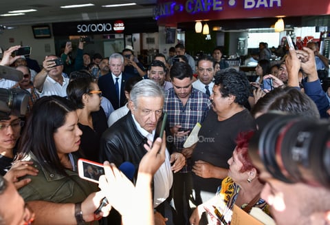López Obrador recibió distintas peticiones.