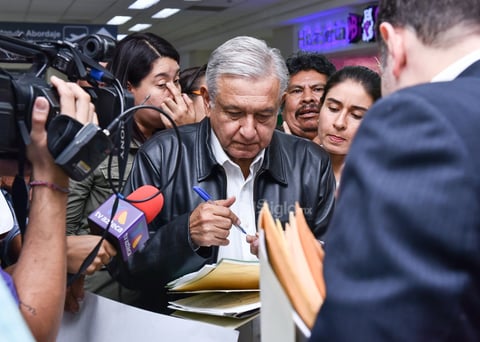 Ciudadanos trataron de acercarse al presidente.