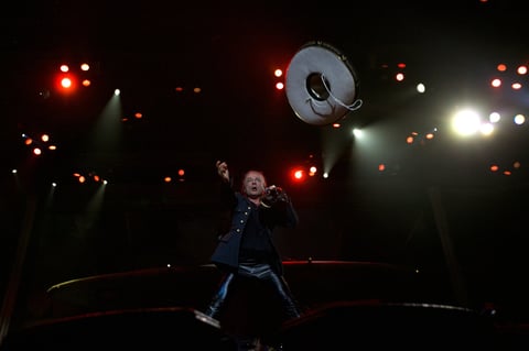 Da el primero de tres conciertos en el Palacio de los Deportes