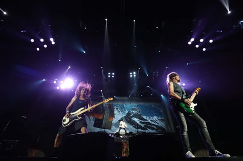 Da el primero de tres conciertos en el Palacio de los Deportes