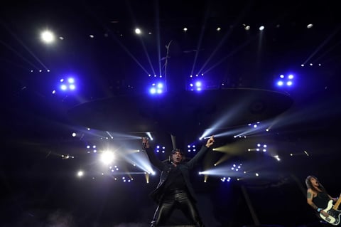 Da el primero de tres conciertos en el Palacio de los Deportes