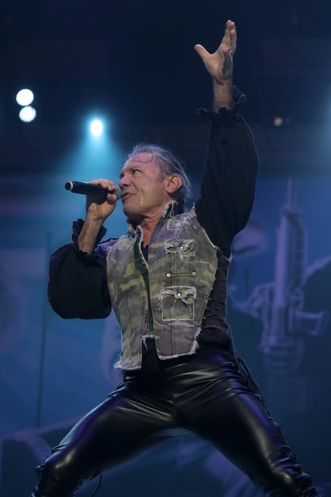 Da el primero de tres conciertos en el Palacio de los Deportes