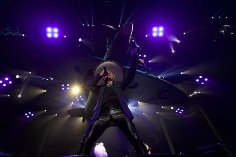 Da el primero de tres conciertos en el Palacio de los Deportes