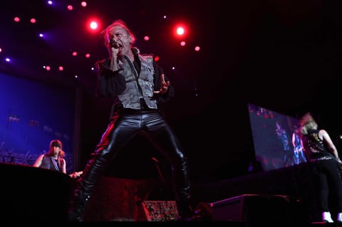 Da el primero de tres conciertos en el Palacio de los Deportes