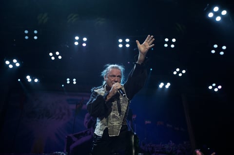 Da el primero de tres conciertos en el Palacio de los Deportes