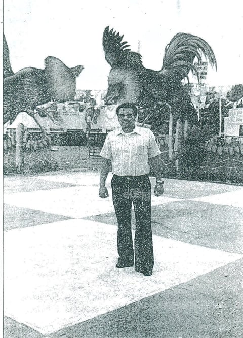 El locutor Antonio Lozoya Pérez en una fiesta mexicana celebrada el 15 de septiembre de 1976, organizada por el Manuel Muñiz socorrista de la Cruz Roja en 1962. grupo Oir Laguna.
