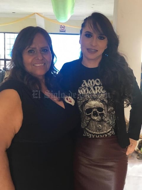 28092019 La novia acompañada de su madre María Victoria Martínez.