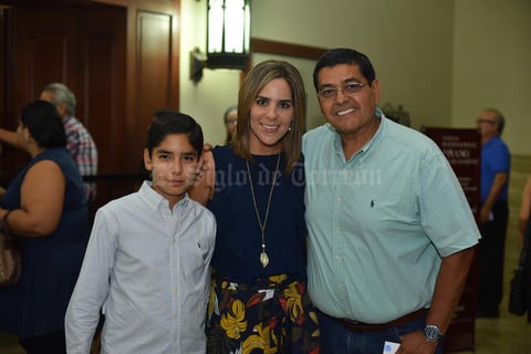 28092019 DISFRUTAN DE CONCIERTO.  Eddy, Daniela y Eduardo.