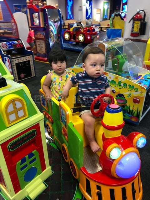 29092019 SE DIVIERTEN.  Los pequeños Gabo Tostado de Anda y Majo Quiroz de Anda.