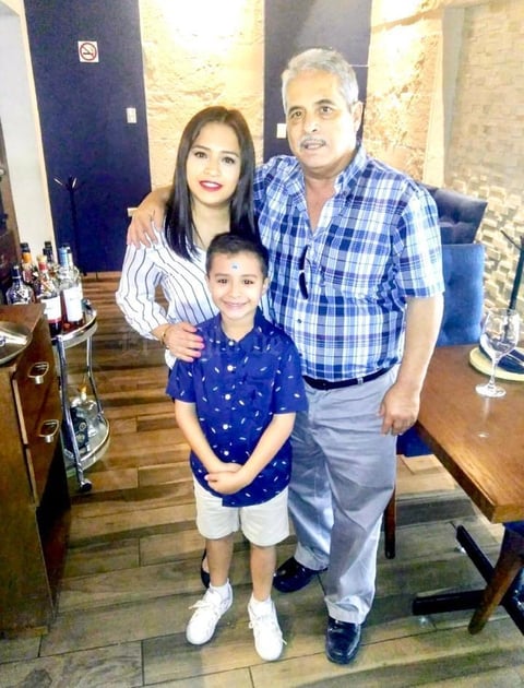 30092019 GRATOS MOMENTOS.  Felipe García Martínez festejando el cumpleaños de su hija Olga Brenda García; los acompaña Iker.