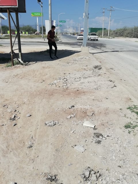 Lleno de ‘trampas’. Los peatones tienen que esquivar algunas “trampas” que se encuentran en el lugar, debido a que no hay banquetas. Caminar por estas calles es peligroso para ellos. Piden colocar banquetas.