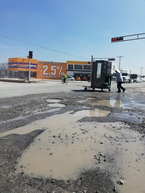 Baches. Desde las pasadas lluvias han aparecido baches en el centro del crucero y los automovilistas deben hacer maniobras para evitarlos.