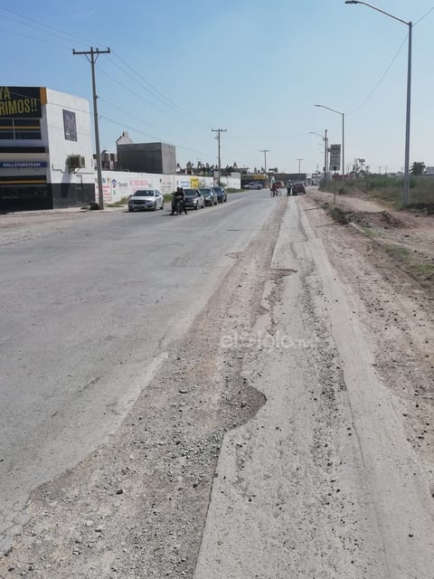 Desde hace un año. Los vecinos mencionan que desde el año pasado se abrieron las vialidades y no se colocó pavimento, por lo que deben transitar en estas condiciones, tanto en la calle como en el paso peatonal de tierra.