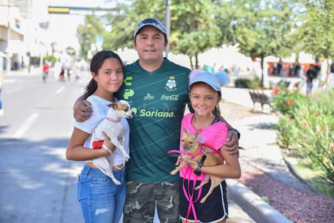 01102019 Luis, Ana Paula y Luisa; con sus mascotas, Ivana y Reni.