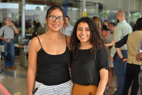 02102019 EN UN CóCTEL.  Abril y Paola.