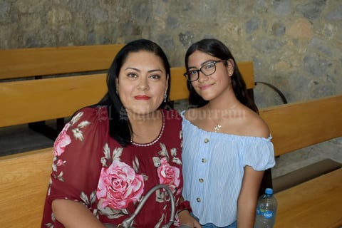 02102019 EN UN CONCIERTO.  Lupita y Sofía.