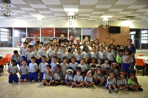 02102019 MERECIDO RECONOCIMIENTO.  Grata celebración fue ofrecida para el Mago Leos por su 40 aniversario de trayectoria. El festejo se realizó en la Casa del Niño por parte del presidente Jaime Murra; del vicepresidente, Jaime Tiddek; la directora, Gloria de Rosa Castelo y de todos los niños.