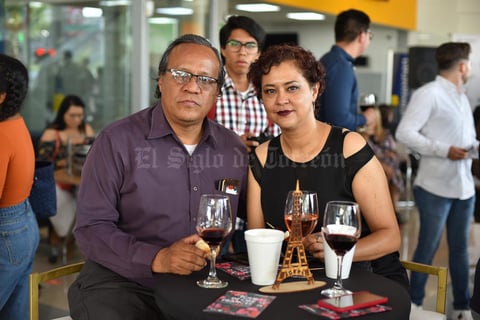 02102019 EN UN BRINDIS.  Humberto y Alina.
