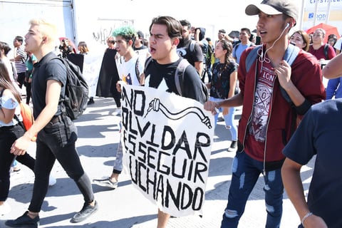 Portaron pancartas alusivas.