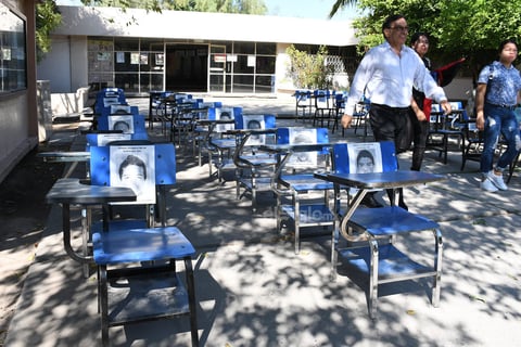 También rindieron homenaje a los normalistas de Ayotzinapa.
