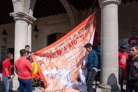 Además recordaron otros momentos en los que hubo abuso de poder tales como la matanza de Acteal, la de Aguas Blancas y la desaparición de los 43 estudiantes de Ayotzinapa.