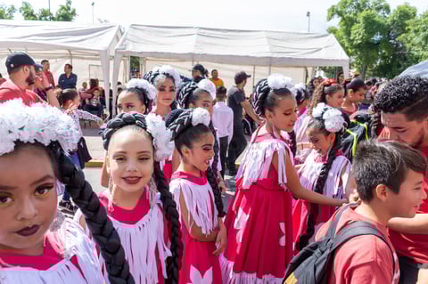 Inclusive presentaron bailes folclóricos mientras avanzaban entre el contingente.