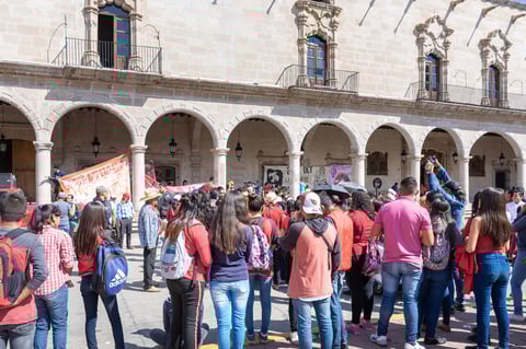 En momentos los manifestantes se hacían a la sombra, pero la mayor parte del tiempo permanecieron en el sol.