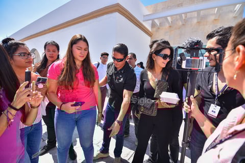 La reciben en el aeropuerto con gorditas 