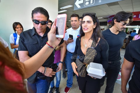 La reciben en el aeropuerto con gorditas 