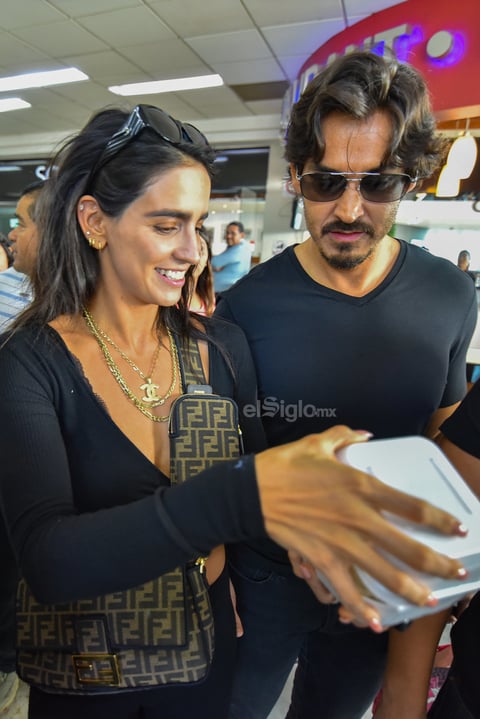 La reciben en el aeropuerto con gorditas 