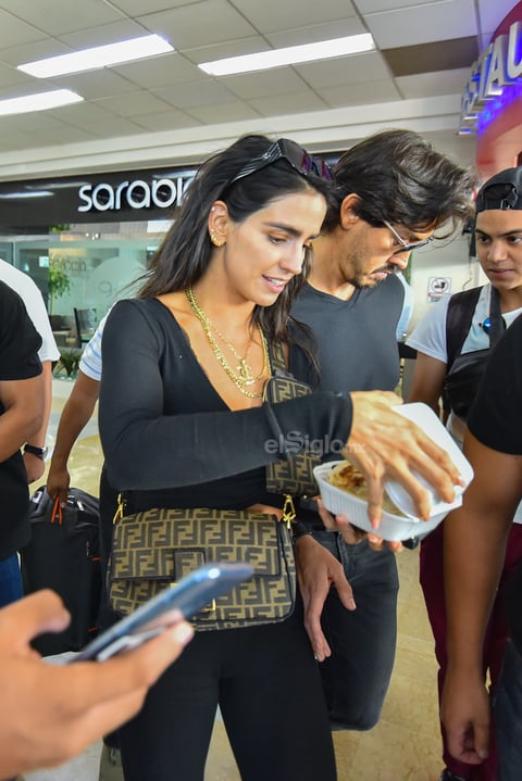 La reciben en el aeropuerto con gorditas 