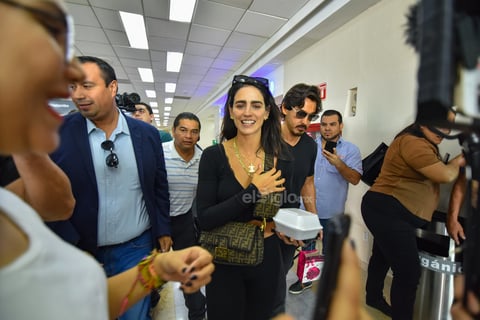 La reciben en el aeropuerto con gorditas 
