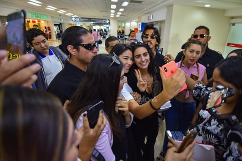La reciben en el aeropuerto con gorditas 