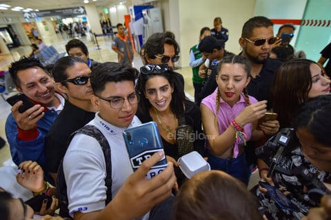 La reciben en el aeropuerto con gorditas 