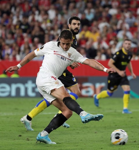 Con gol de 'Chicharito', Sevilla gana en la Europa League
